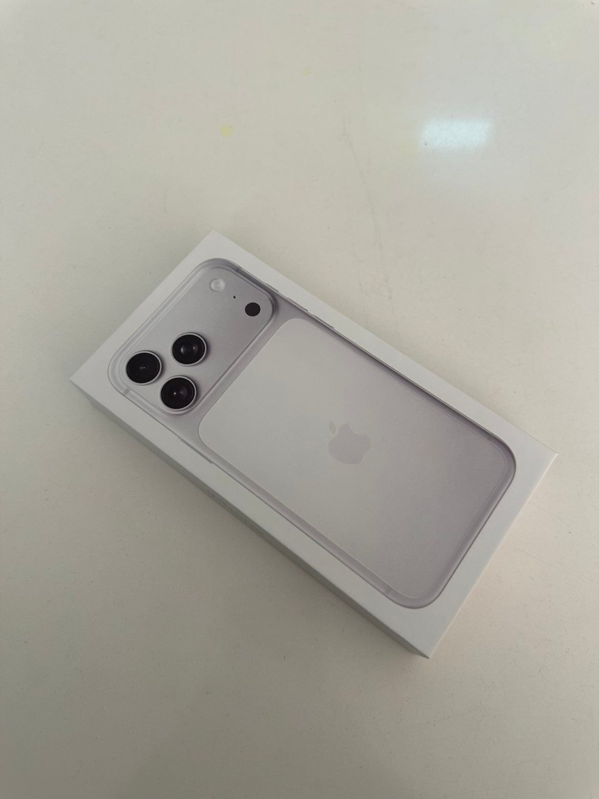iPhone 17 Pro Max Silver